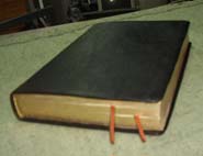Кожаный переплёт библии с мягкой обложкой и золочением торцов книги